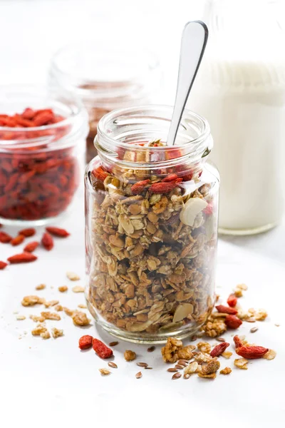 Goji meyveleri cam kavanozda, closeup ile sağlıklı granola