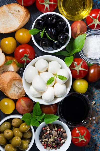 Моцарелла, свежие ингредиенты для салата и хлеба, вид сверху — стоковое фото