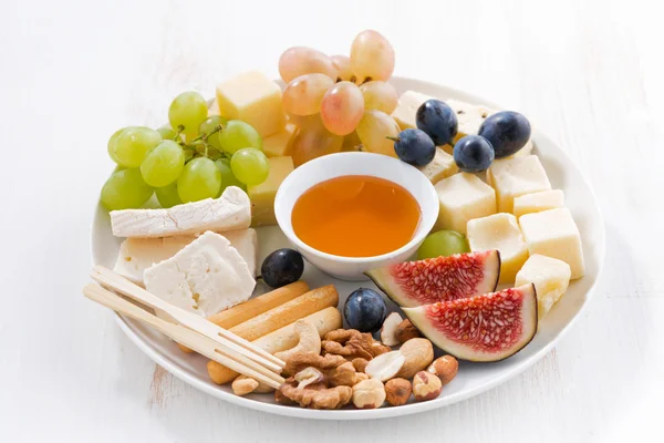 Пластины с сыром, фруктами и закусками — стоковое фото