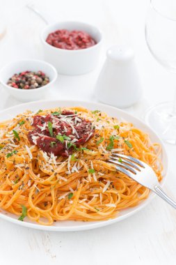 Spagetti domates sosu ve parmesan peyniri, dikey