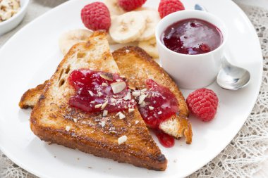 Tatlı kahvaltı - ahududu, muz ve reçel ile tost 