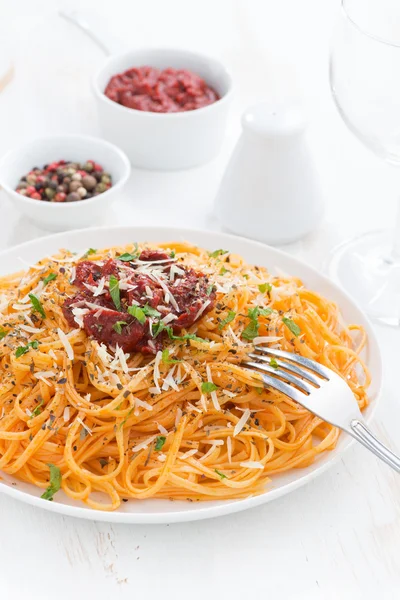 Espaguete com molho de tomate e queijo parmesão, vertical — Fotografia de Stock