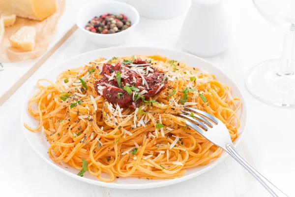 Спагетти с томатным соусом и сыром пармезан, горизонтальный — стоковое фото