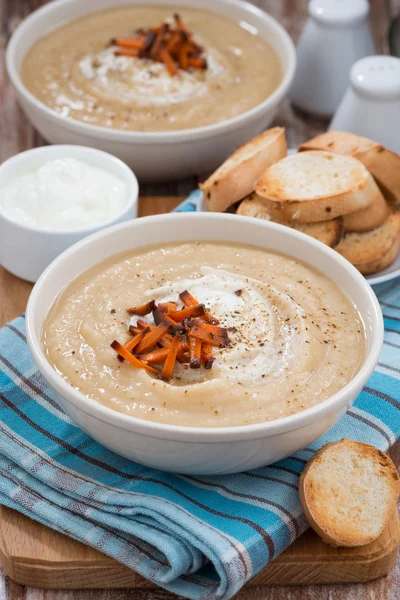 Gemüsecremesuppe mit karamellisierten Karotten, senkrecht — Stockfoto