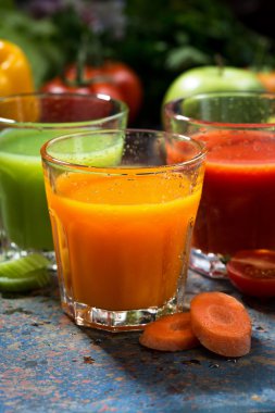 karışım-in mavi arka plan, dikey üzerinde sebze suları