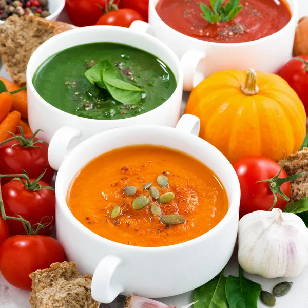 Surtido de sopas frescas de crema vegetal e ingredientes — Foto de Stock