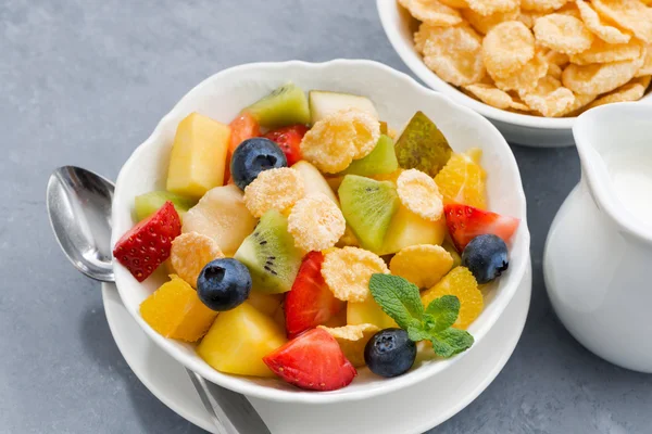 Bol de salade de fruits frais avec flocons de maïs, vue rapprochée du dessus — Photo