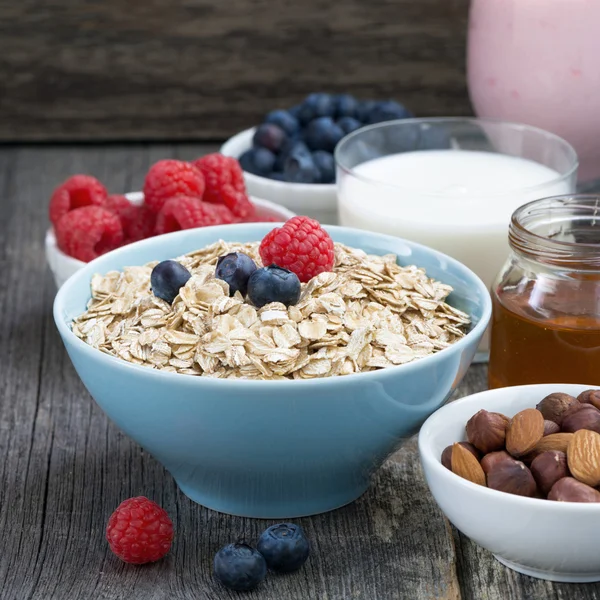 Productos de desayuno frescos sobre un fondo de madera oscura — Foto de Stock