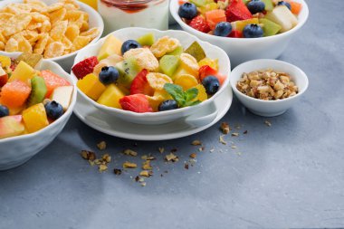 sağlıklı kahvaltı gri arka plan üzerine taze meyve salatası ile