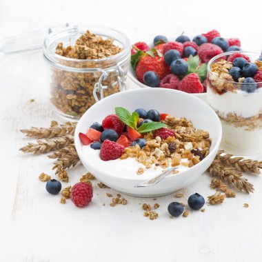 sağlıklı kahvaltı doğal yoğurt, müsli ve çilek ile