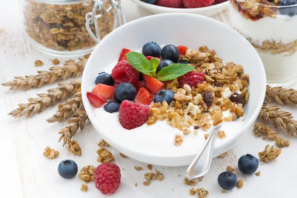 Здоровый завтрак с натуральным йогуртом, мюсли и ягодами — стоковое фото