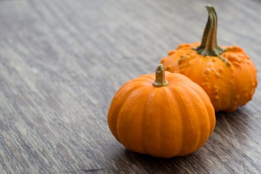 Dekoratif ahşap zemin üzerinde kabaklar