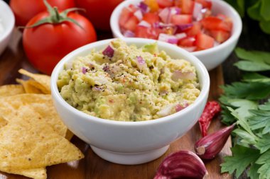guacamole sosu, domates salsa ve mısır cipsi