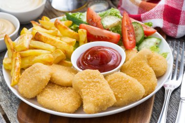 tavuk nuggets, patates kızartması, salata ile öğle yemeği