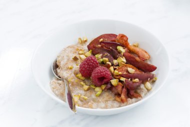 Beyaz masa üzerinde pişmiş meyve yulaf ezmesi