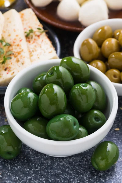 Gröna oliver och mjuka ostar, vertikal, ovanifrån — Stockfoto