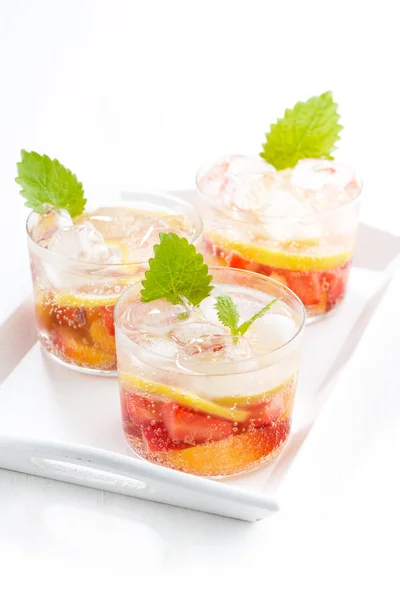 Refreshing lemonade with strawberry and lemon on tray, vertical — Free Stock Photo