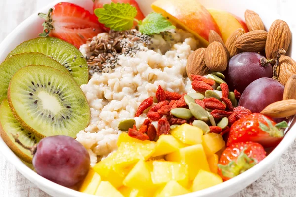 Plate of oatmeal porridge with fresh fruit and superfoods — Stock Photo, Image