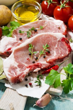 domuz bir kesme tahtası ve taze gıdalar, dikey iki adet 