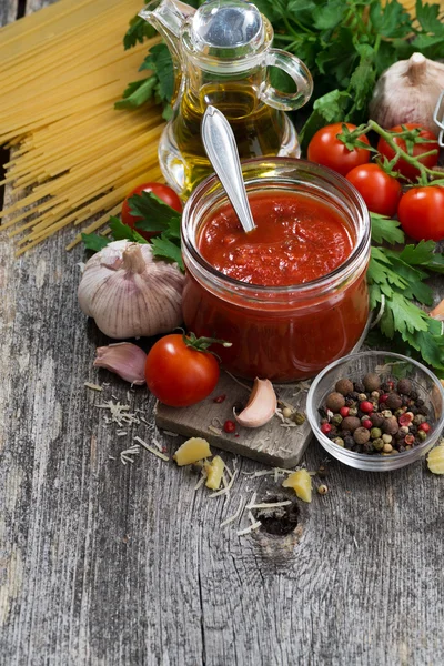 Tomatensaus en ingrediënten op een houten ondergrond, verticale — Stockfoto