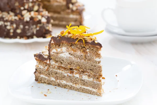 Pedazo de pastel con crema de chocolate y nueces en un plato — Foto de Stock