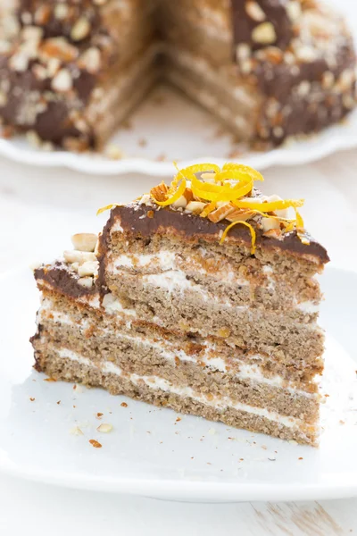 Pedaço de bolo com creme de chocolate e nozes, close-up vertical — Fotografia de Stock