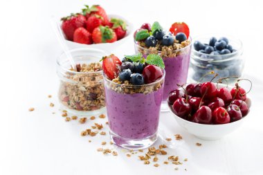 Yaban mersini tatlı granola cam üzerinde beyaz bir arka plan ile