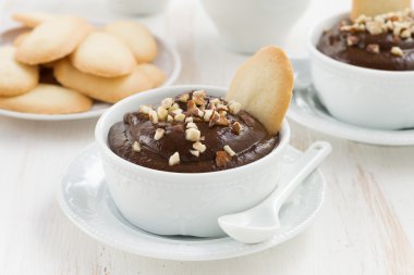 Bisküvi ve fındık ile çikolata mousse