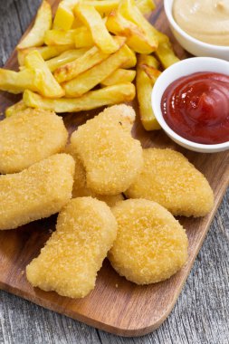 tavuk nuggets kızartması ve domates sosu, closeup ile 