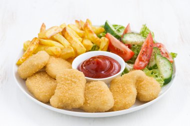 tavuk nuggets, patates kızartması ve plaka sebze salatası