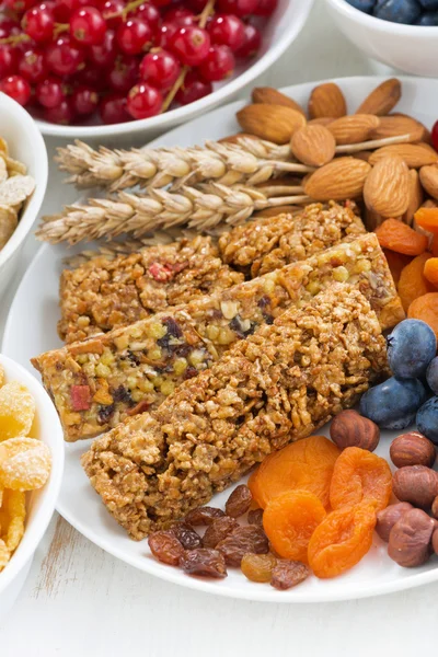 Sortiment av spannmål müsli barer, färsk och torkad frukt — Stockfoto