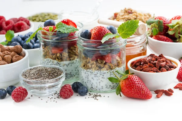 Café da manhã em um pote, chia com bagas e flocos de aveia — Fotografia de Stock