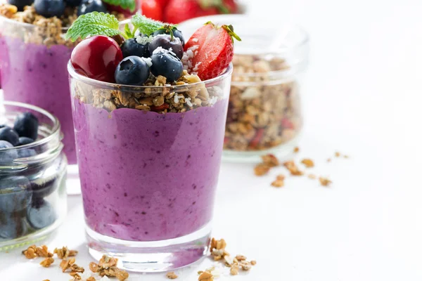 Postre de arándanos con granola sobre fondo blanco, primer plano —  Fotos de Stock