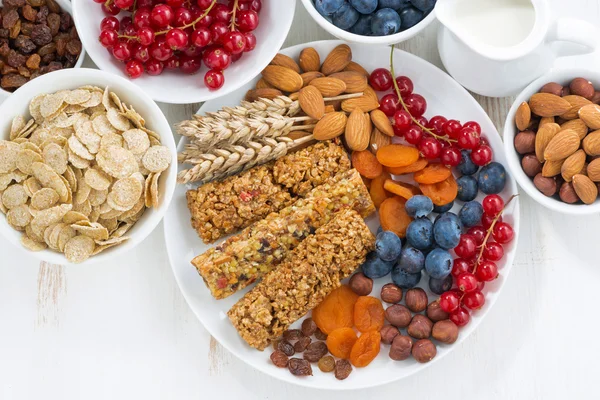 Barritas de cereales muesli, fruta fresca y seca para el desayuno —  Fotos de Stock