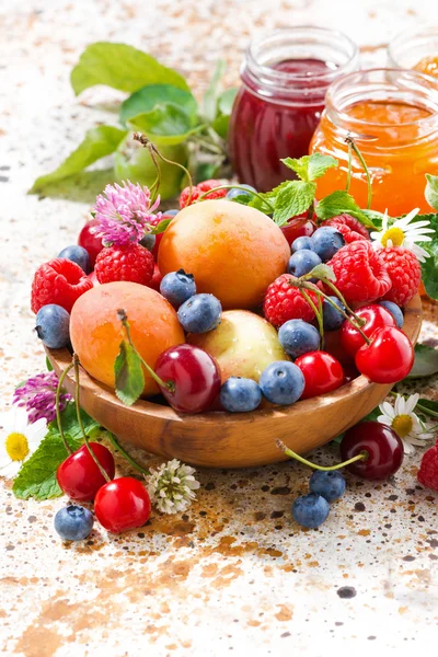 Sortiment an saisonalen Früchten und Beeren, Marmeladen, vertikalen — Stockfoto