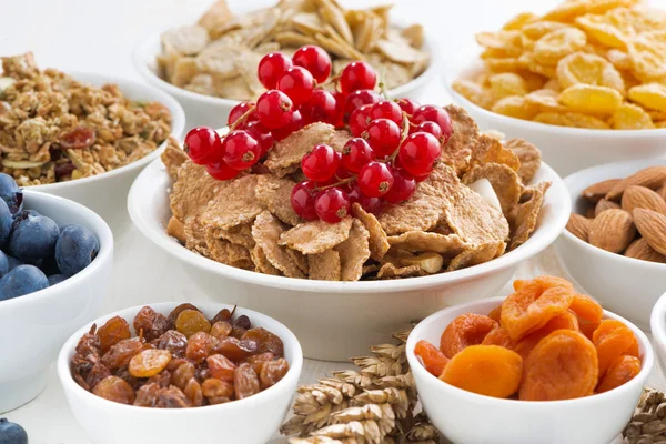 Surtido de diferentes cereales para el desayuno, frutos secos y bayas — Foto de Stock