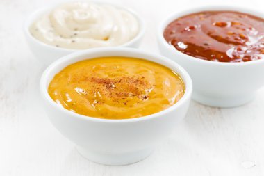 çeşitler çeşitli soslar kase