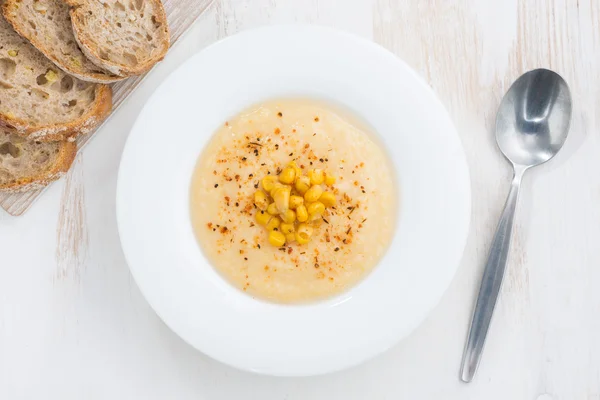 Delicious corn soup and bread, top view, closeup — Stock Photo, Image