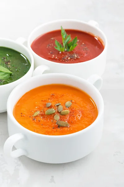 Surtido de colorida sopa de crema vegetal sobre fondo blanco — Foto de Stock