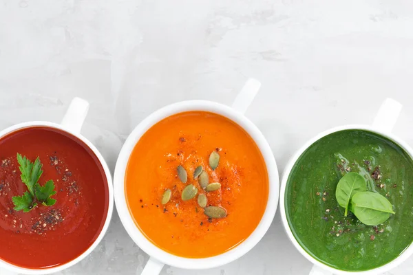 Асортимент барвистого овочевого вершкового супу на білому тлі — стокове фото
