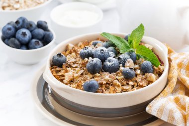 Berry kek ile yulaf ezmesi beyaz masa seramik bir formda