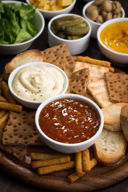 ürün yelpazesine lezzetli meze farklı soslar, dikey