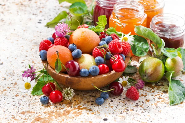 Assortiment van seizoensgebonden fruit en bessen, jam, close-up — Stockfoto