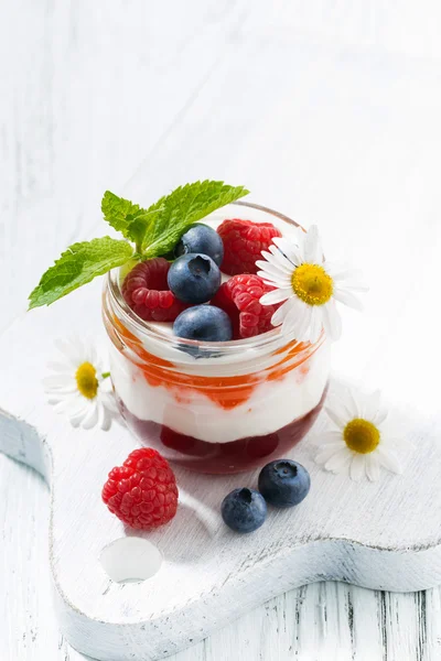 Dessert with jam, cream and fresh fruit in a glass jar — Stock Photo, Image
