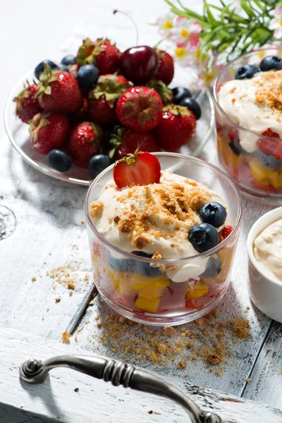 Sobremesa de frutas frescas com creme, vista vertical superior — Fotografia de Stock