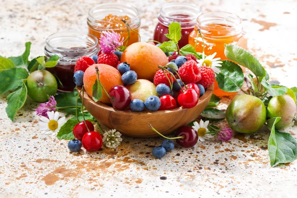 Frutas e bagas sazonais frescas, compotas — Fotografia de Stock