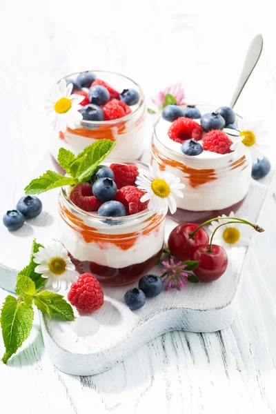 Postre dulce con mermelada y crema sobre tabla de madera blanca, vertical — Foto de Stock