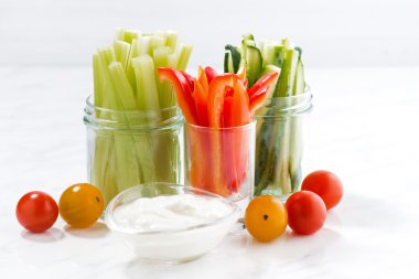 sağlıklı aperatifler, sebze ve yoğurt beyaz bir tabloda karışık