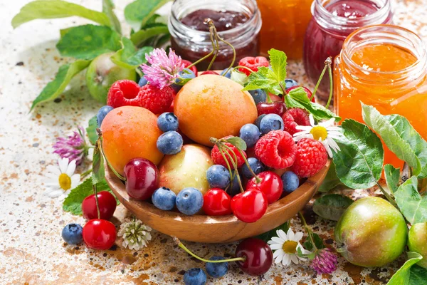 Frisches Obst und Beeren der Saison, Marmeladen, Nahaufnahme von oben — Stockfoto