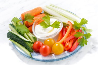 karışık taze sebze ve yoğurt bir plaka üzerinde sağlıklı atıştırmalıklar